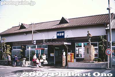 Minabe boasts Japan's largest plum tree groves. The trees cover the mountain slopes and a sweet aroma prevails. JR Minabe Station
Keywords: wakayama minabe-cho plum tree umeboshi train station