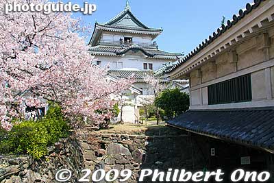 Wakayama Castle tower and Kusunoki-mon Gate.
Keywords: wakayama castle cherry blossoms sakura flowers 