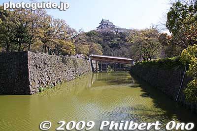From the North Moat, we see the Ohashiroka Bridge which was completed in April 2006.
Keywords: wakayama castle 