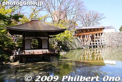Nishinomaru Teien Garden was originally built by Tokugawa Yorinobu. Renovated in 1973. Noted for maple leaves in fall, a pond, and a floating pavilion called the Engyokaku (鳶魚閣) (left).
Keywords: wakayama castle garden