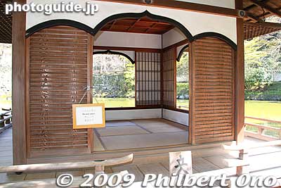 Inside the Engyokaku pavilion (no entry).
Keywords: wakayama castle garden