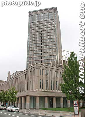 On the west side of Yamagata Station is a skyscraper called Kajo Central which has also greatly contributed to the urban development of Yamagata city. A high school is in this building as well.
Keywords: yamagata