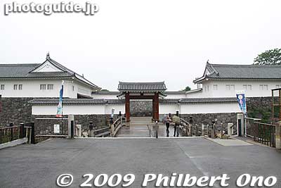 A short walk from Kajo Central is Kajo Park. You can enter the park through the South Gate or the slightly further Ninomaru Higashi Otemon Gate here. This is the main entrance. Free admission.
Keywords: yamagata castle kajo park