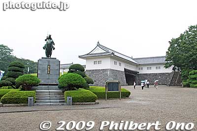Behind the Ninomaru Higashi Otemon Gate is a large statue of Lord Mogami Yoshiaki.
Keywords: yamagata castle kajo park