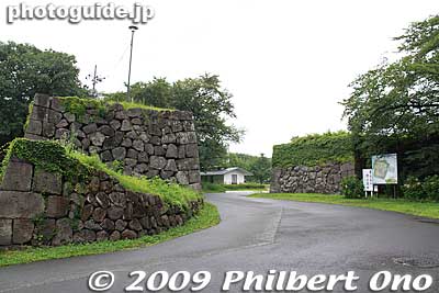 South Gate. Similar stone work and moats can be seen at the Nishi (West) and Kita (North) Gates.
Keywords: yamagata castle kajo park 