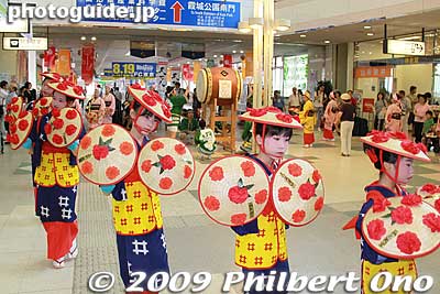 The artificial red flowers on the hats symbolize the safflower, the city flower.
Keywords: yamagata hanagasa matsuri festival tohoku flower hat dancers woman girls women kimono