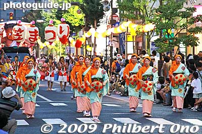 The parade starts at 6 pm, and it took about 10 min. to reach where I was.
Keywords: yamagata hanagasa matsuri festival tohoku flower hat dancers woman girls women kimono