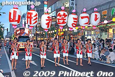 Paper lanterns written with "Yama-gata-hana-gasa-ma-tsu-ri."
Keywords: yamagata hanagasa matsuri festival tohoku flower hat dancers woman girls women kimono
