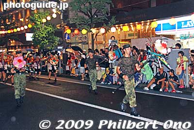 Military-style male dancers.
Keywords: yamagata hanagasa matsuri festival tohoku flower hat dancers woman girls women kimono 