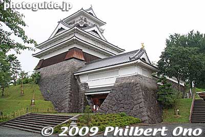 Kaminoyama Castle, Yamagata Pref. The building is four stories high reconstructed in Nov. 1982. The design is based on the castle existing in 1535.
Keywords: yamagata Kaminoyama Castle onsen hot spring japancastle