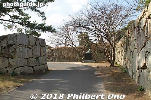 Terumoto's humiliation angered the Mori Clan and Choshu domain which eventually helped to overthrow the Tokugawa shogunate in the 19th century.
Keywords: yamaguchi hagi castle