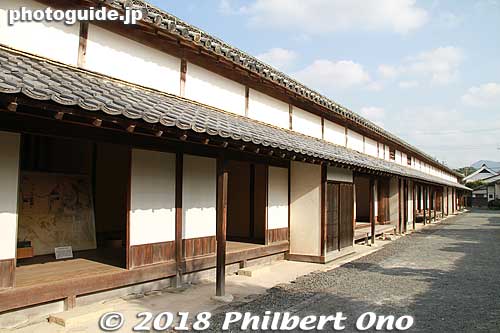 Asa Mori Clan Residence was a longhouse of rooms.
Keywords: yamaguchi hagi samurai residence home longhouse nagaya