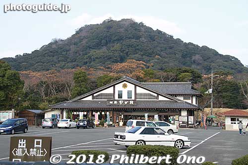 Gift shop and parking lot at Hagi Castle.
Keywords: yamaguchi hagi