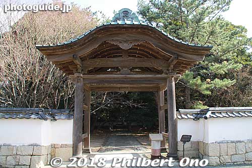 Tenjuin Mausoleum entrance. The graves of Mori Terumoto and his wife. There used to be a temple here, but only the graves remain.
Keywords: yamaguchi hagi