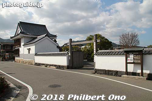 Opened in 2004, Hagi Museum is in an impressive, traditional-style modern building. Features mainly local history of Choshu. The Maaru bus stops here. 
Get off at Hagi Hakubutsukan-mae. 萩博物館前
Keywords: yamaguchi hagi museum