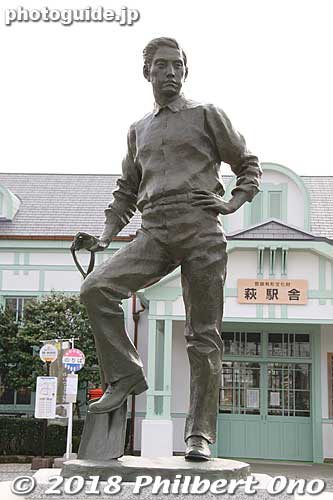 In front of Hagi Station is a statue of a young Inoue Masaru who was Japan's first Director of Railways or "father of the Japanese railways."
Inoue Masaru was from Hagi and one of the Choshu Five who was smuggled out of Japan to study in the UK in 1863.
Keywords: yamaguchi hagi train station