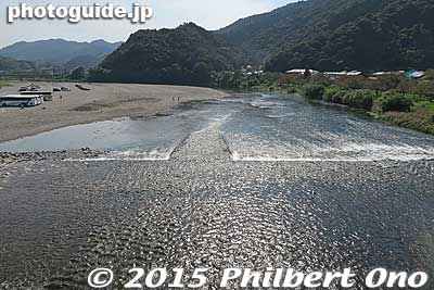 Kintaikyo goes over the Nishiki River that goes to the Seto Inland Sea. 錦川
Keywords: yamaguchi iwakuni kintaikyo bridge