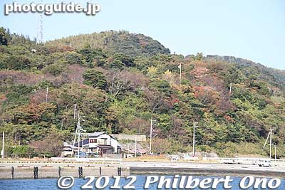 A flag on a flag pole on this hill marks the location of the Kaiten Memorial Museum.
Keywords: yamaguchi ozushima island kaiten human manned torpedo suicide