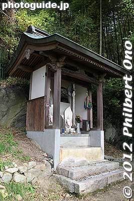 Here are two of the Kannon statues near the stone bath.
Keywords: yamaguchi Suo-Oshima island kuka kannon