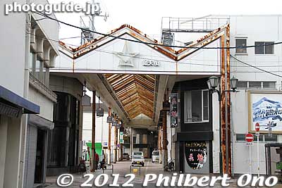 This is Ube Chuo Gintengai shopping arcade near Ube-Shinkawa Station. It used to be the city's main shopping place until large shopping malls were built in the suburbs in the 1980s and 1990s.
Keywords: yamaguchi Ube