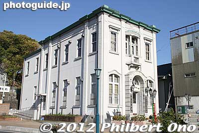 Adjacent to Muroyano-sono is this distinctive building hat used to be Suo Bank built in 1907 and designed by Sato Setsuo. It is now the Tourist Information Office and local museum. 町並み資料館
Keywords: yamaguchi yanai traditional townscape