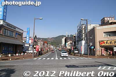 Road in front of JR Yanai Station. Walk straight on this road to the white-walled street.
Keywords: yamaguchi yanai shirakabe white wall traditional townscape