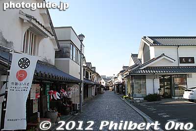 Walking along Yanai's white-walled street.
Keywords: yamaguchi yanai shirakabe white wall traditional townscape