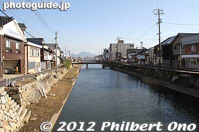 River runs parallel to the white-walled townscape.
Keywords: yamaguchi yanai shirakabe white wall traditional townscape