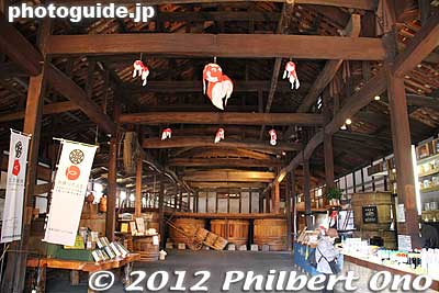 Inside the Sagawa Soy Sauce Storehouse (Kura).
Keywords: yamaguchi yanai shirakabe white wall traditional townscape