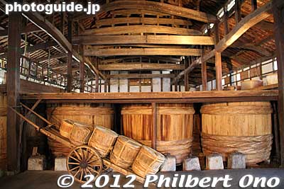 Look at this huge barrels of shoyu.
Keywords: yamaguchi yanai shirakabe white wall traditional townscape