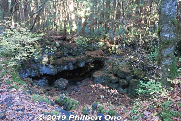 Fuji Wind Cave first appears to be a big hole in the ground. It's a lava tube. You need a permit to enter. That's why having a licensed guide is good.
Keywords: yamanashi fujikawaguchiko aokigahara forest