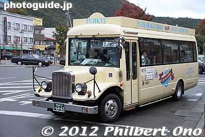 Two types of retro tourist buses. One goes to the other side of Lake Kawaguchi and one goes to Lake Saiko.
Keywords: yamanashi fuji kawaguchiko-machi lake kawaguchi