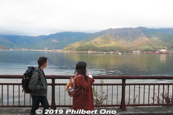 Strolling along the lake is pleasant for tourists.
Keywords: yamanashi fuji kawaguchiko-machi lake kawaguchi