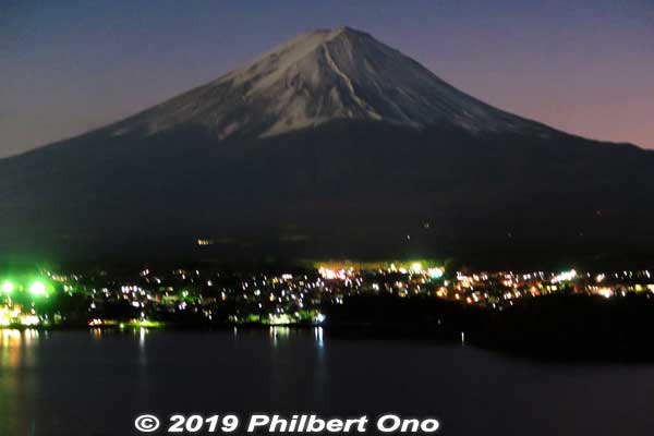 Evening view of Lake Kawaguchi and Mt. Fuji from a hillside hotel.
Keywords: yamanashi fuji kawaguchiko-machi lake kawaguchi