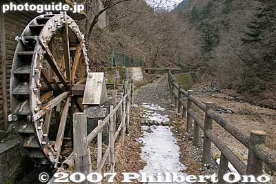 Waterwwheel (not working)
Keywords: yamanashi tabayama-mura village tama river tamagawa waterwheel