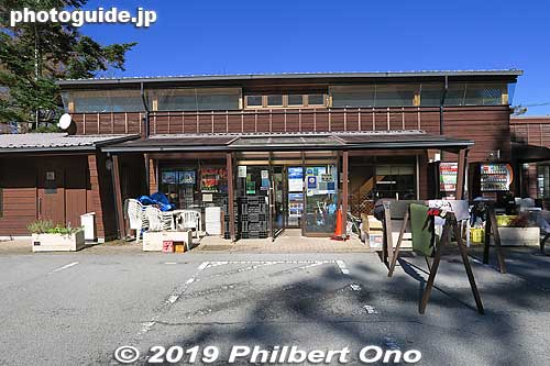 Yamanakako Tourism Association has tourist information and also rents bicycles. We rented bicycles here. It's slightly away from the main part of the lake.
Keywords: yamanashi yamanakako-mura lake yamanaka