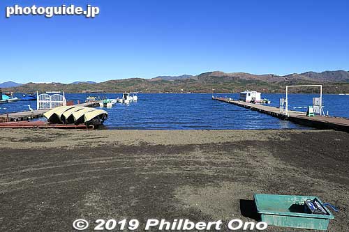 One of many boat docks.
Keywords: yamanashi yamanakako-mura lake yamanaka