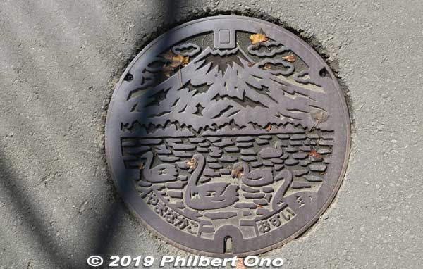 Lake Yamanaka manhole showing Mt. Fuji and swans.
Keywords: yamanashi yamanakako-mura lake yamanaka manhole