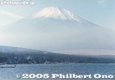 Mt. Fuji and Lake Yamanaka on a hazy day.
Keywords: yamanashi yamanakako-mura lake mt. fuji yamanaka-ko fujimt
