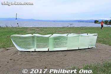 前代の長浜の歌碑はガラス製のベンチだったが、亀裂が入って撤去。