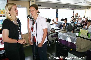 2007年6月16日に歌の開示90周年記念の琵琶湖クルーズ中、英語版を歌うジェイミーとメゲン・トンプソンの姉妹。