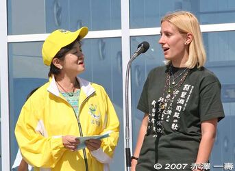 2007年10月20日に湖づくりボートフェスタ（雄琴オーパル）が第２７回全国豊かな海づくり大会の一つのプレイベントとして開催されました。ドラゴンボート・ カヌーの乗船体験やそれらのマラソンレース。特設ステージでかわいい子供たちによるよし笛と一緒に英語版の歌をジェイミーさんが歌いました。途中になんと滋賀県の嘉田知事も飛び入りして一緒に英語で歌いました！！（妹のメゲンさんは都合により参加できませんでした。）