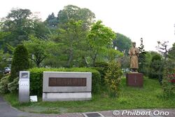 長野県岡谷市の小口太郎像と歌碑。小口太郎の誕生日90周年記念のため1988年に建てられました。